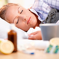 Tipp bei Erkältung: Schonen, viel trinken, Zimmer lüften und viel schlafen