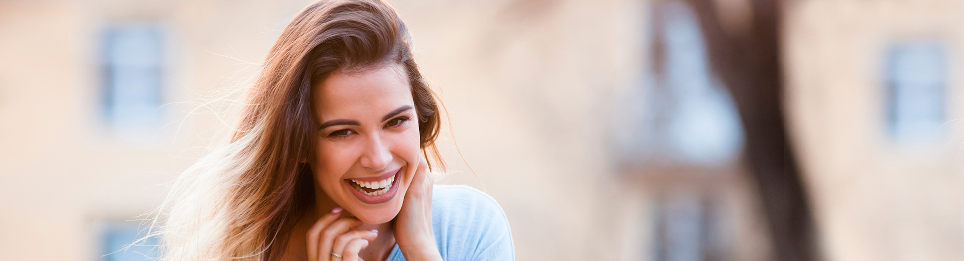 Junge Frau lächelnd