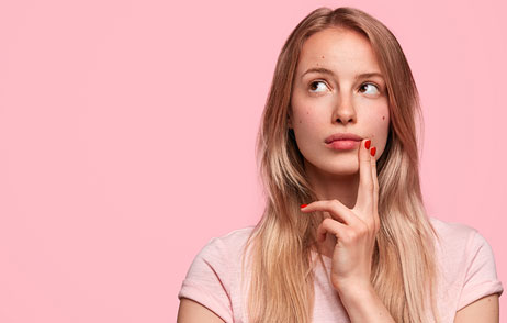 junge Frau überlegt