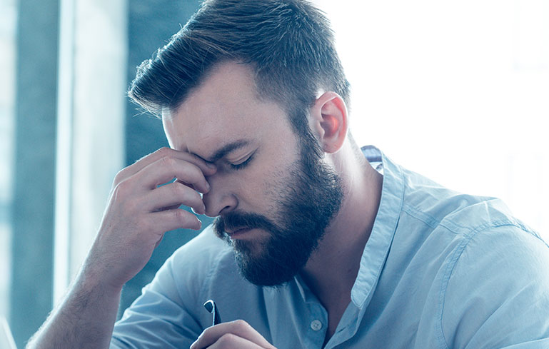 Schmerzen Mann hebt sich an der Stirn