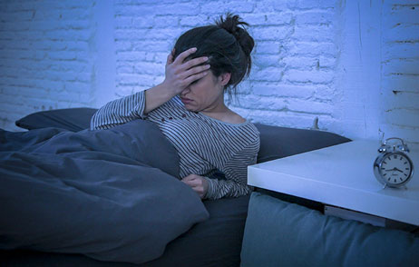 Schlaflosigkeit Frau ist Nachts im Bett und kann nicht schlafen