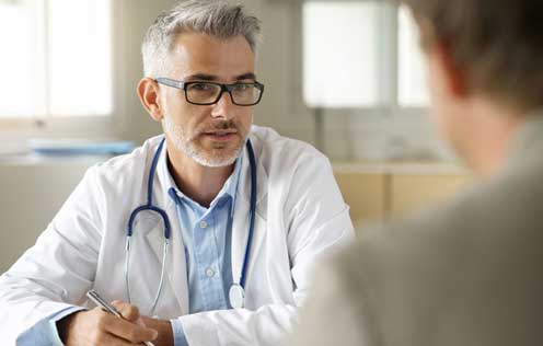 Arzt spricht zu Patienten