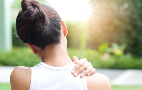 Frau hält sich an einer Schulter