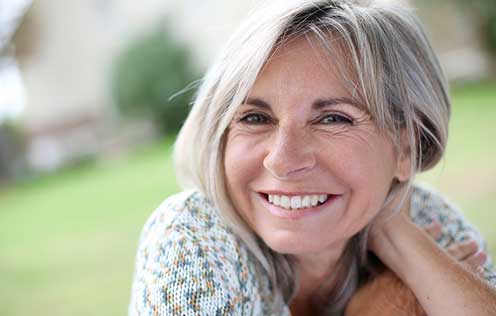 ältere Frau lacht in die Kamera