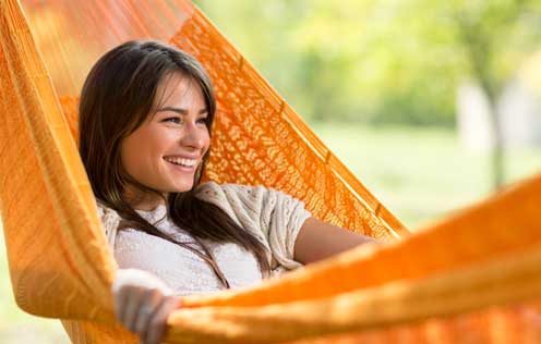 Junge Frau in Hängematte