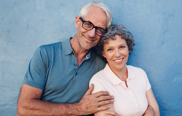 älteres Paar steht zusammen