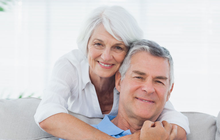 Älteres Paar glücklich auf dem Sofa