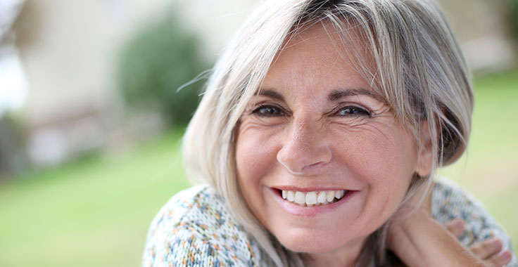 Frau im gehobenen Alter lächelt