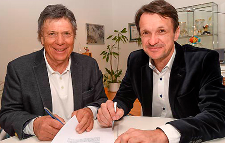 Geschäftsführer Elgar Schnegg mit ÖSV-Präsident Peter Schröcksnadel, Vertragsunterzeichnung