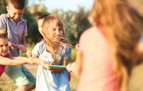 Kinder beim Tau ziehen