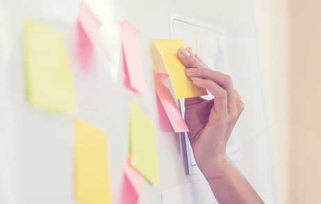 Post-its an der Wand