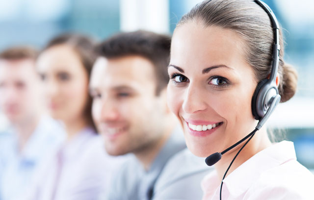 junge Frau mit Headset lächelnd